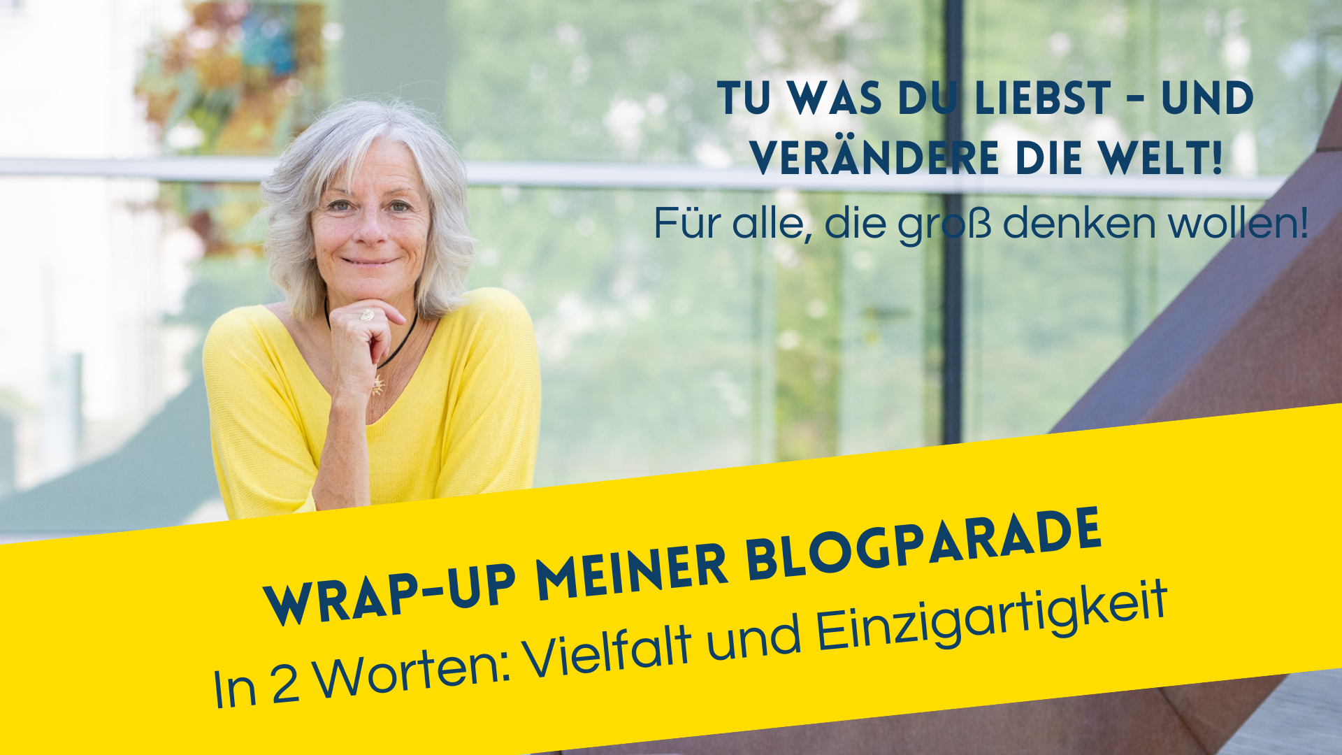 Wrap up meiner Blogparade, Sandra Jost, sitzend mit gelbem Shirt. In zwei Worten: Vielfalt und EInzigartigkeit